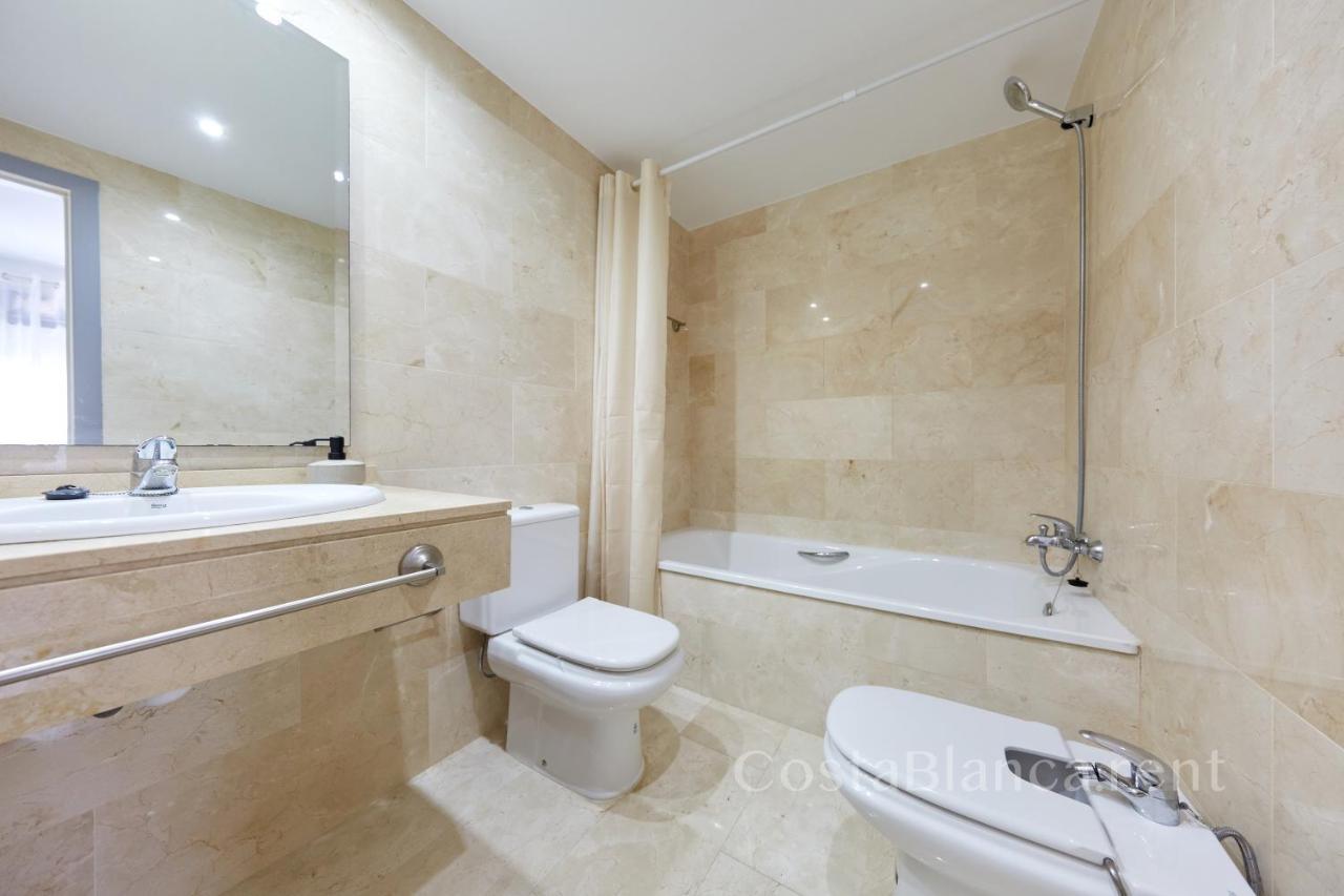 Luxurious, Newly-Renovated Large 2-Bedroom Condo By The Beach 貝尼多姆 外观 照片
