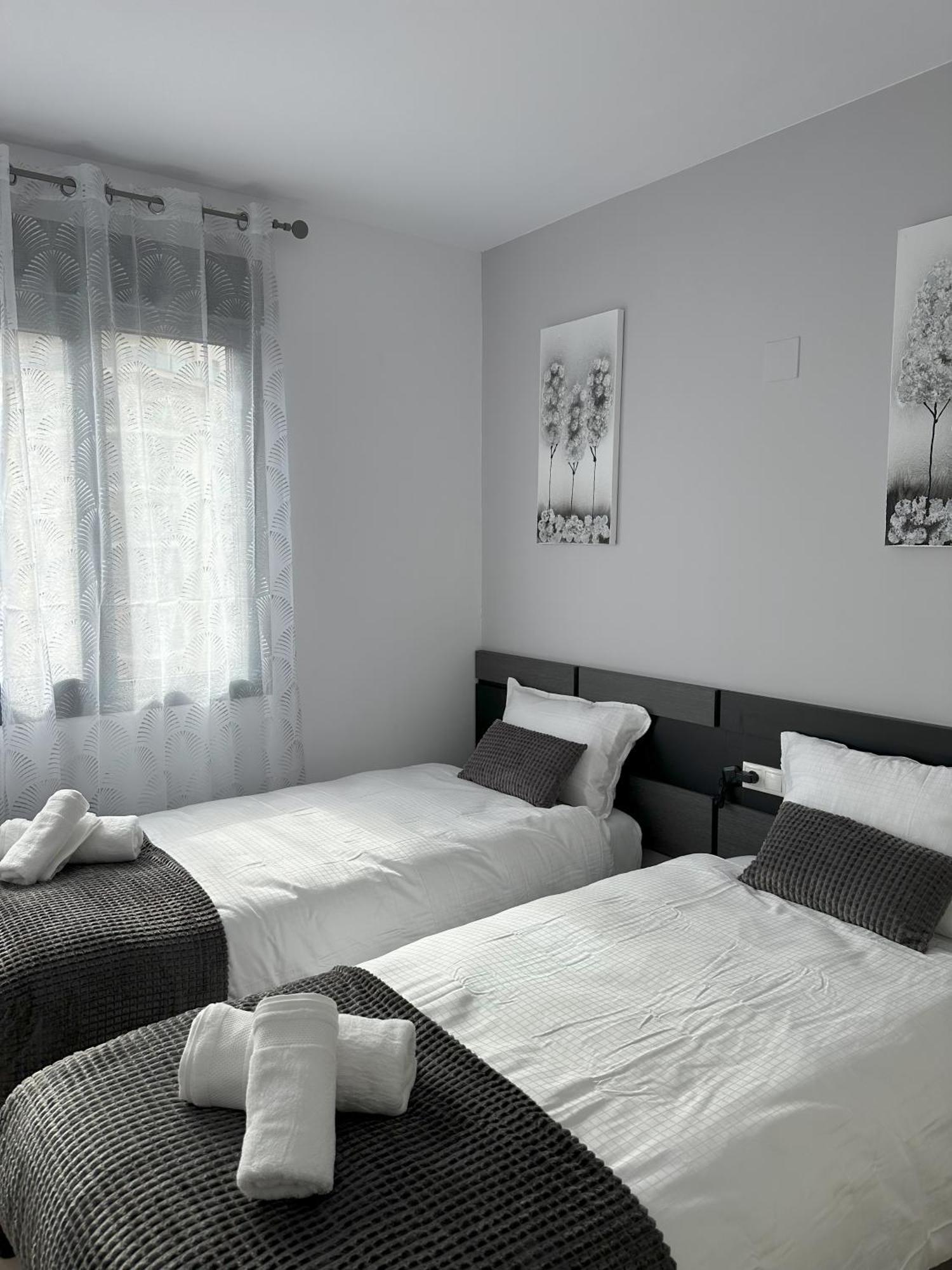 Luxurious, Newly-Renovated Large 2-Bedroom Condo By The Beach 貝尼多姆 外观 照片
