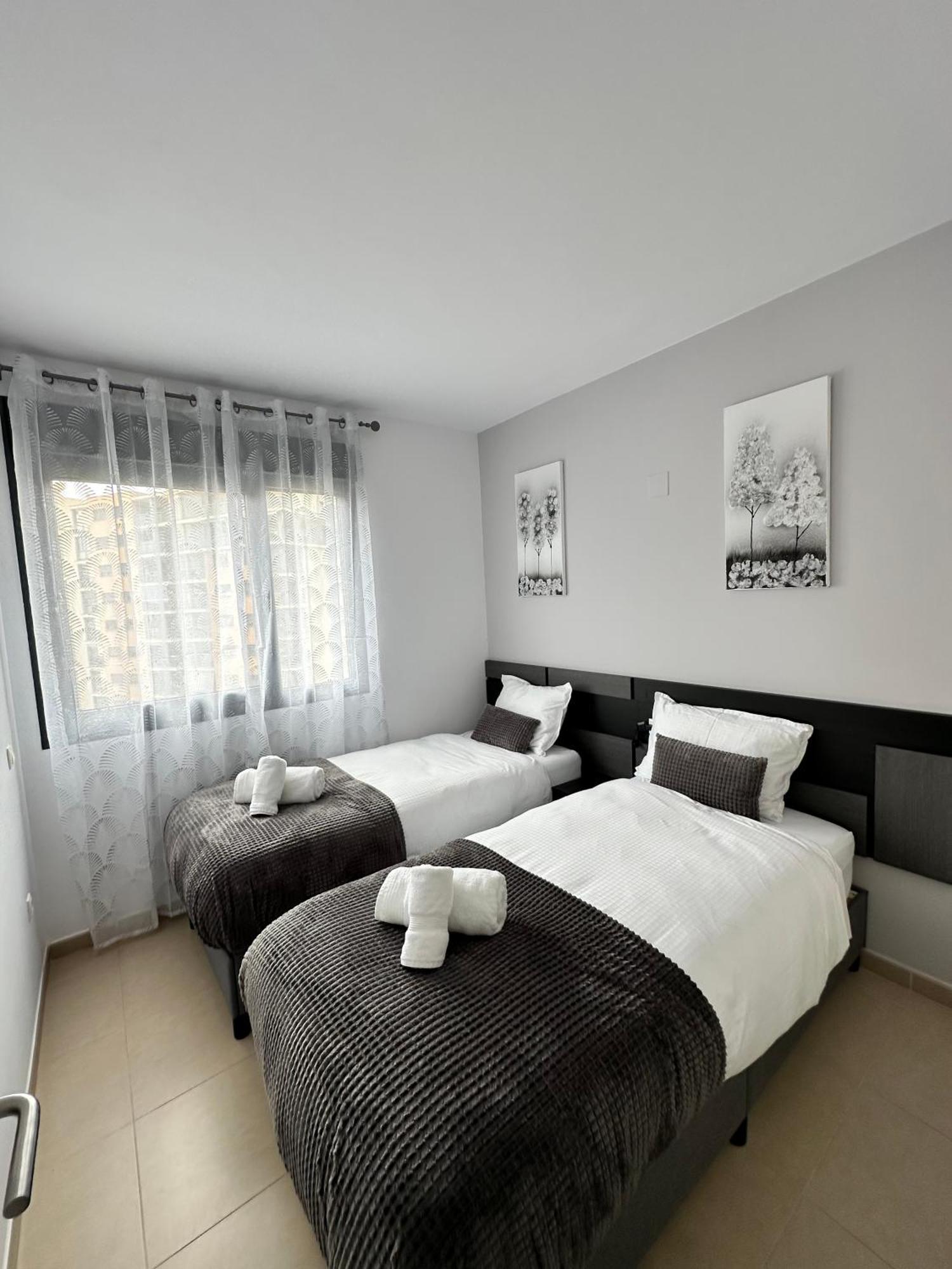 Luxurious, Newly-Renovated Large 2-Bedroom Condo By The Beach 貝尼多姆 外观 照片