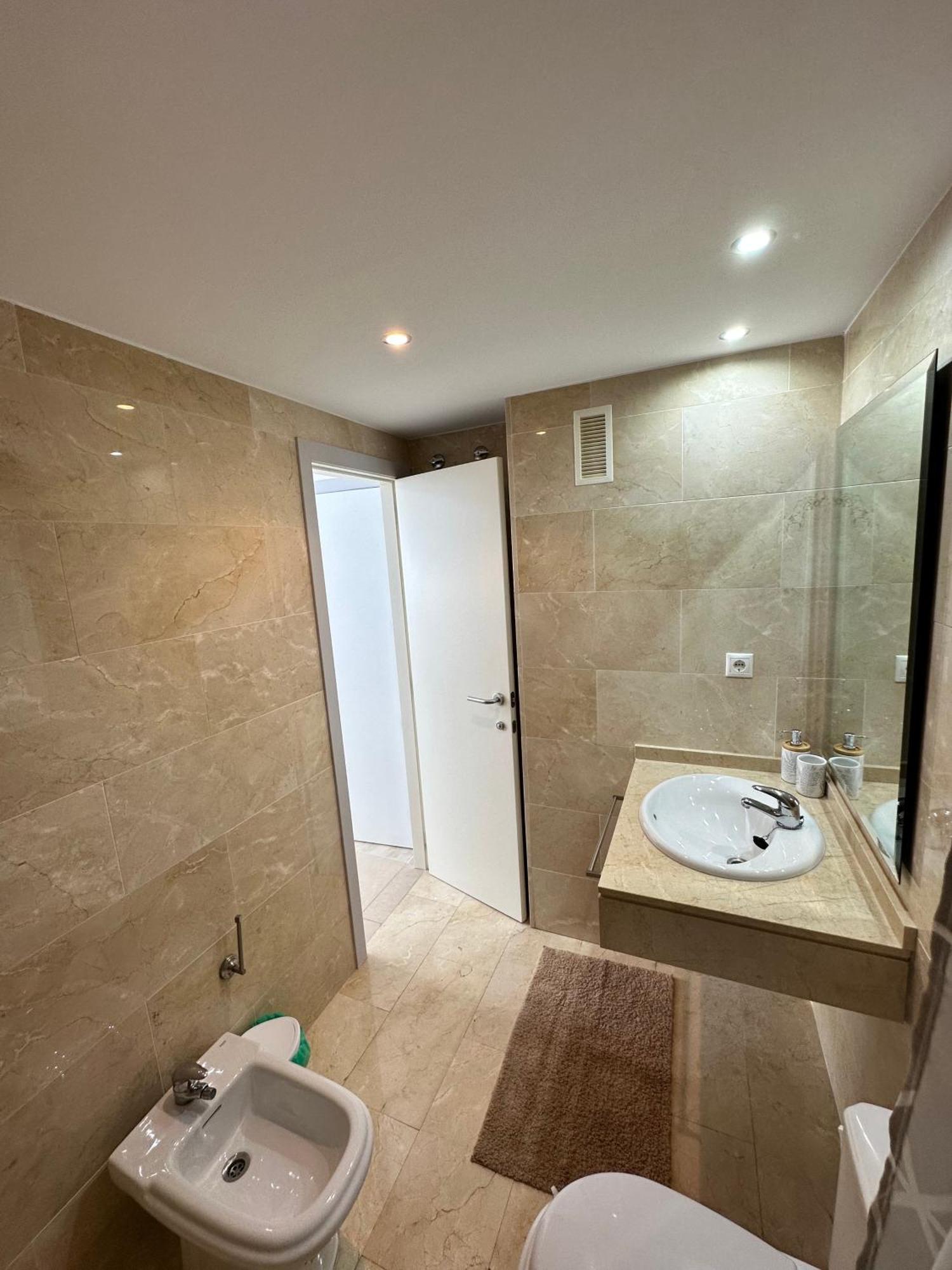 Luxurious, Newly-Renovated Large 2-Bedroom Condo By The Beach 貝尼多姆 外观 照片