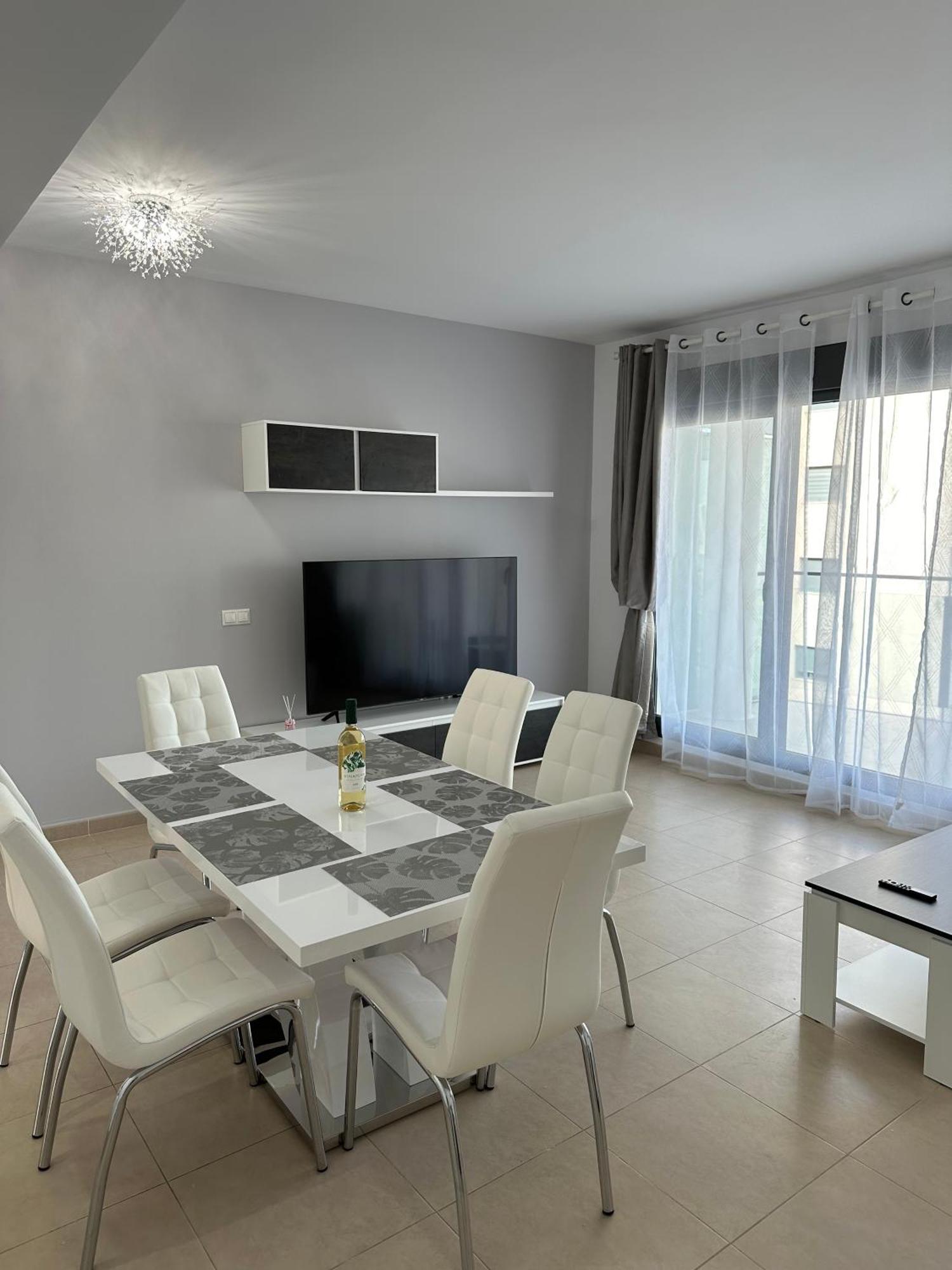 Luxurious, Newly-Renovated Large 2-Bedroom Condo By The Beach 貝尼多姆 外观 照片